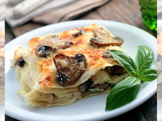 Naudanliha-herkkusienilasagne mozzarellalla ja parmesaanikuorella Dolmio