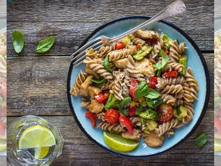 Pastagratiinia kanan, parsakaalin ja kirsikkatomaattien kanssa Dolmio